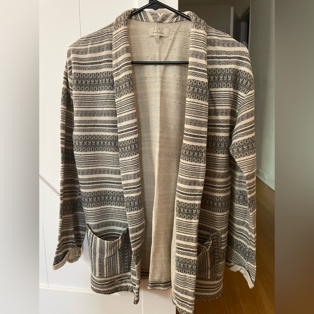 Grey Zara cardigan. It’s great for the fall weather!